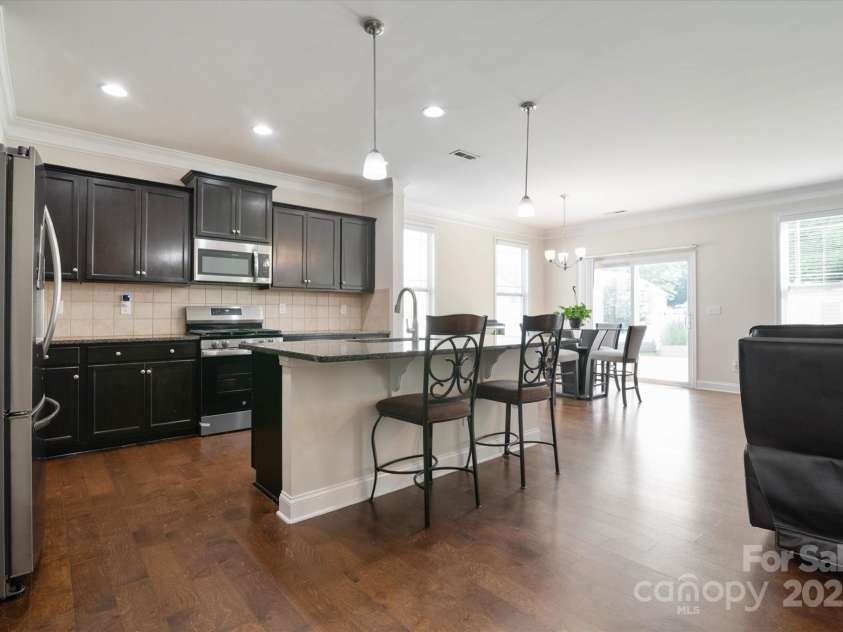 12704 Franklin Square Road, Charlotte, NC 28213.  MLS# CAR4274757, YatesRealty ID 25351. Large Isand with Ample Seating!