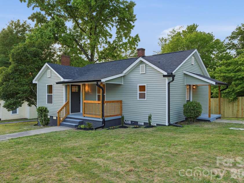 200 17th Street, Kannapolis, NC 28081.  MLS# CAR4384528, YatesRealty ID 25351. 