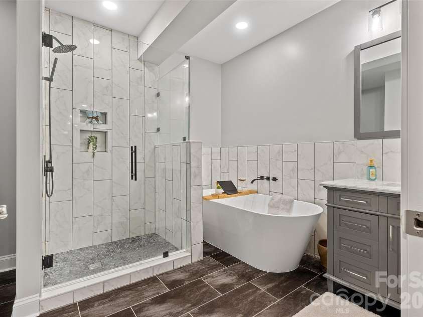 82212 Standing Oak Drive, Charlotte, NC 28278.  MLS# CAR4367652, YatesRealty ID 25352. 