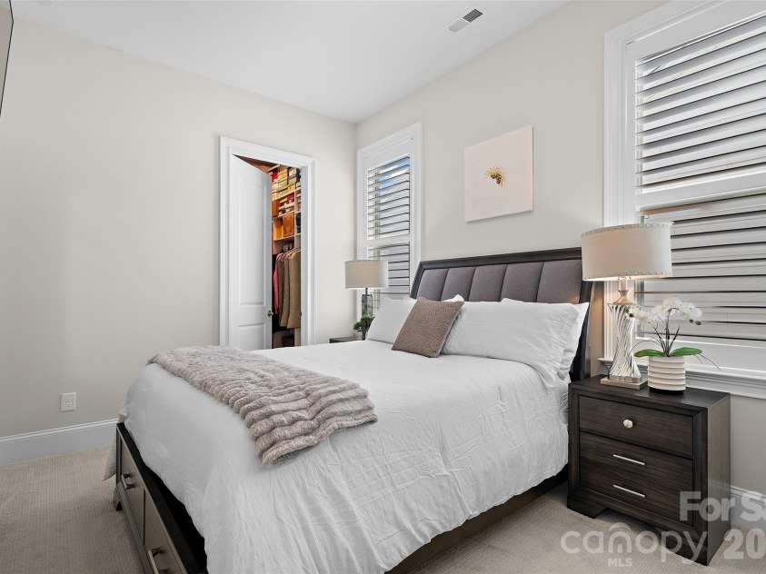 82212 Standing Oak Drive, Charlotte, NC 28278.  MLS# CAR4367652, YatesRealty ID 25352. 