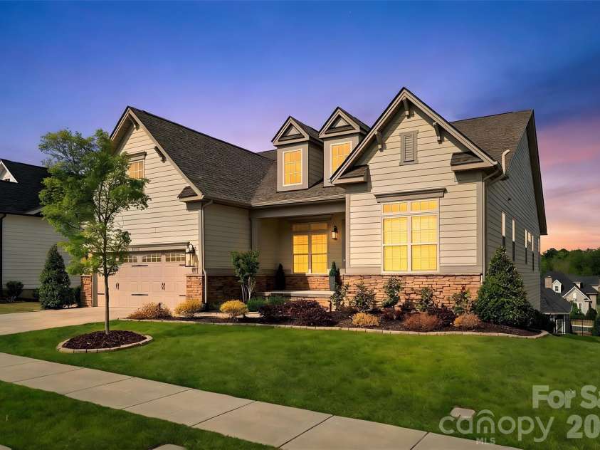 82212 Standing Oak Drive, Charlotte, NC 28278.  MLS# CAR4367652, YatesRealty ID 25352. 