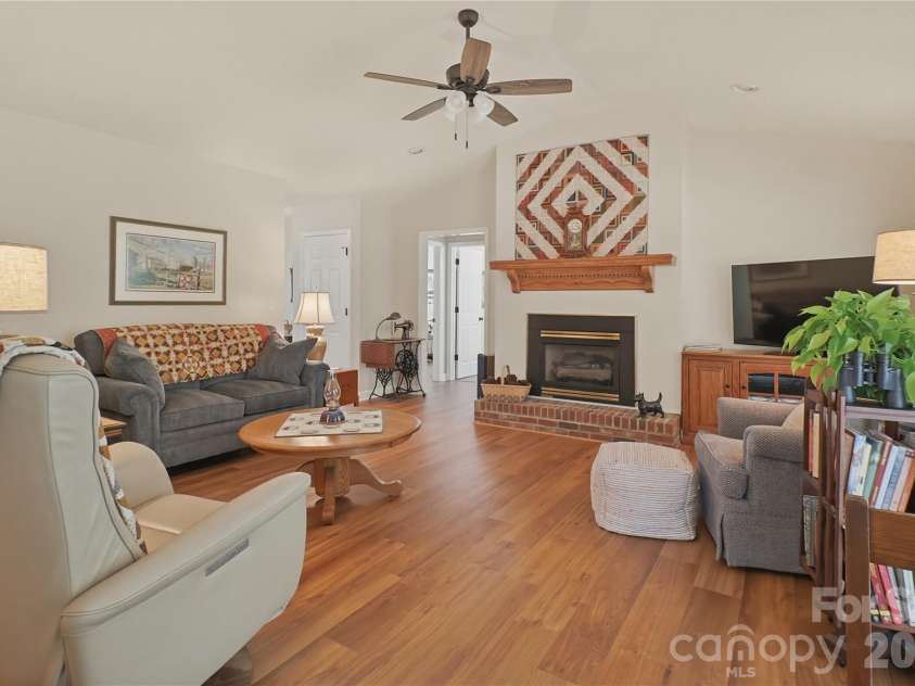 209 Silver Creek Lane, Shelby, NC 28152.  MLS# CAR4384649, YatesRealty ID 25355. 