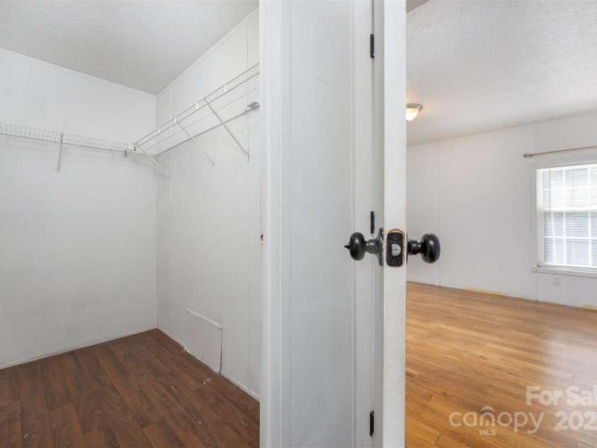 116 Hidden Meadow Drive, Candler, NC 28715.  MLS# CAR4258424, YatesRealty ID 25356. Primary Walk-In Closet