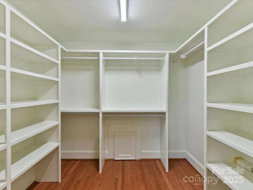 6546 Chestnut Grove Lane, Charlotte, NC 28210.  MLS# CAR4276539, YatesRealty ID 25358. Primary Walk-in Closet