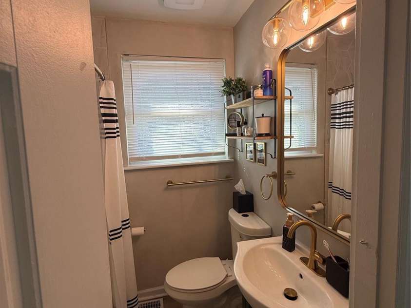 1828 Finchley Drive, Charlotte, NC 28215.  MLS# CAR4335930, YatesRealty ID 2536. Enjoy this beautiful, upgraded Bathroom with stunning tile.