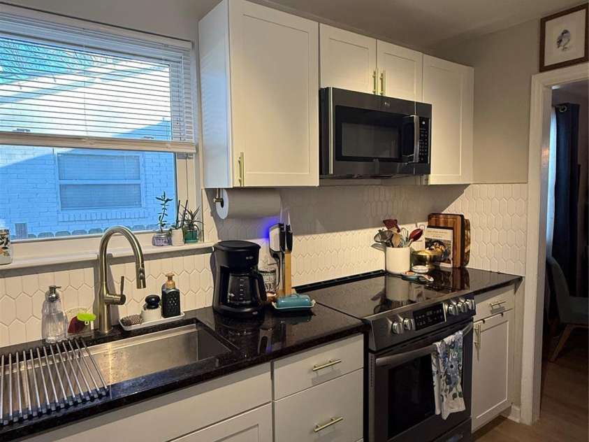 1828 Finchley Drive, Charlotte, NC 28215.  MLS# CAR4335930, YatesRealty ID 2536. Outstanding, updated Kitchen for entertaining.