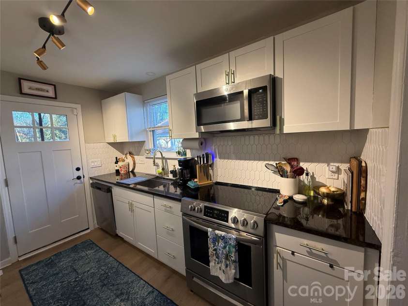 1828 Finchley Drive, Charlotte, NC 28215.  MLS# CAR4335930, YatesRealty ID 2536. Outstanding, updated Kitchen for entertaining.