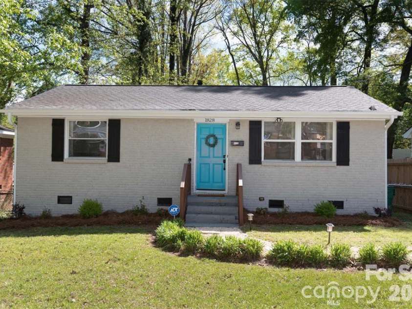 1828 Finchley Drive, Charlotte, NC 28215.  MLS# CAR4335930, YatesRealty ID 2536. Welcome Home!