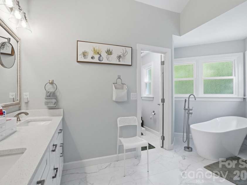 4611 Deer Cross Trail, Charlotte, NC 28269.  MLS# CAR4378584, YatesRealty ID 25363. 