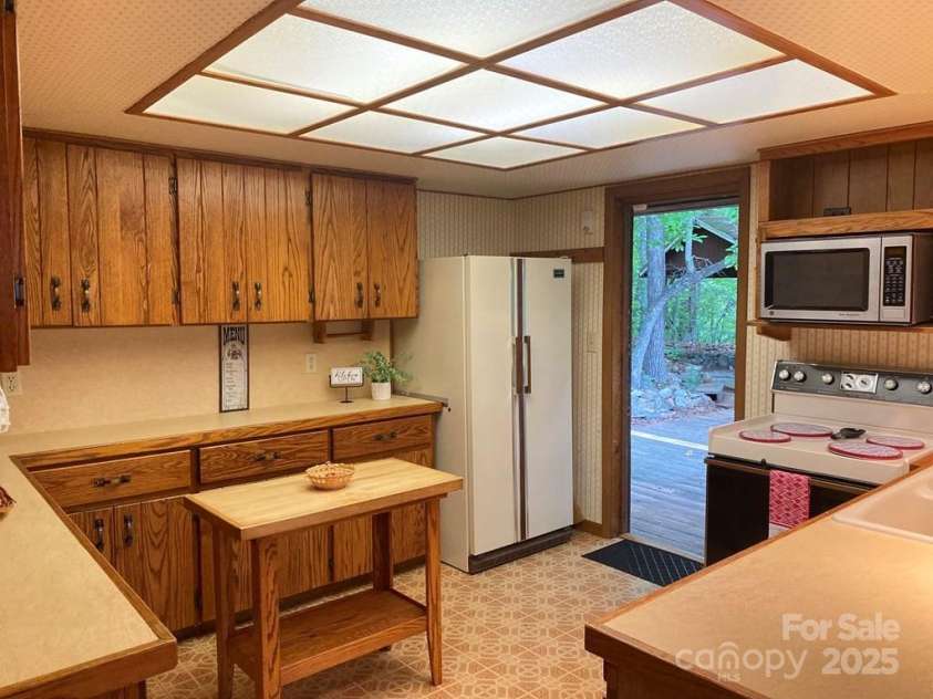 268 Poor Boy Lane, Whittier, NC 28789.  MLS# CAR4279715, YatesRealty ID 25364. 