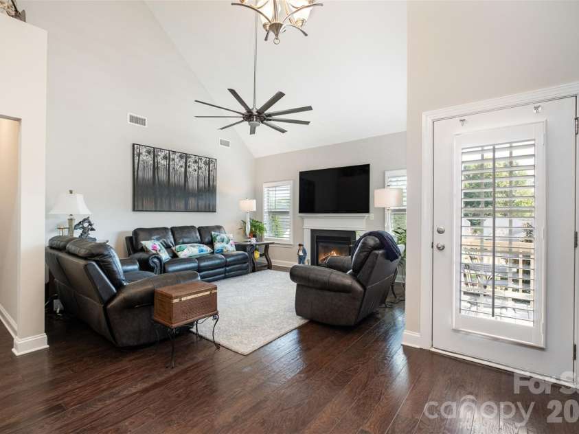 131 Aztec Circle, Mooresville, NC 28117.  MLS# CAR4362452, YatesRealty ID 25366. Great Room with vaulted ceiling