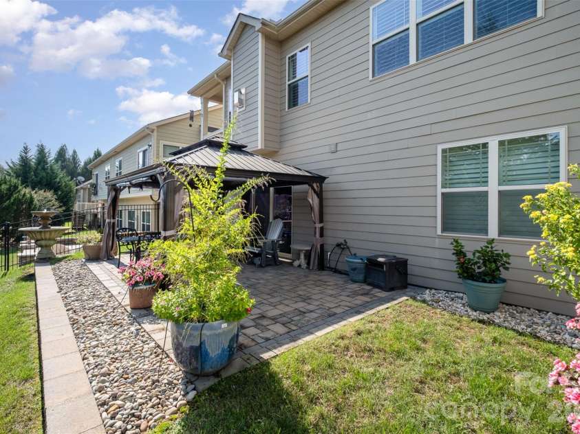 131 Aztec Circle, Mooresville, NC 28117.  MLS# CAR4362452, YatesRealty ID 25366. Lovely landscaping
