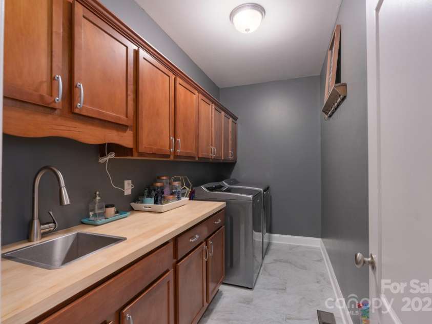 1643 Essex Hall Drive, Rock Hill, SC 29730.  MLS# CAR4258475, YatesRealty ID 25366. Laundry Room