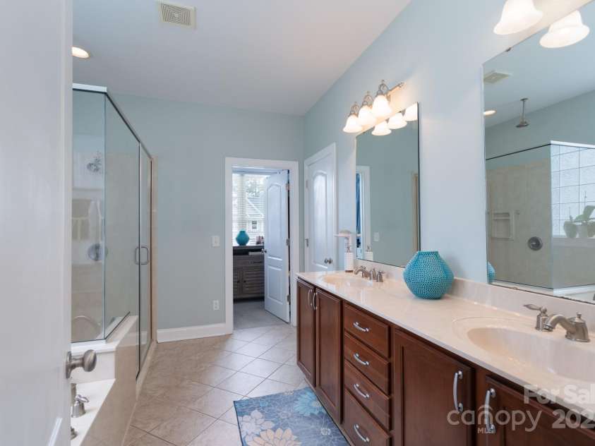 1643 Essex Hall Drive, Rock Hill, SC 29730.  MLS# CAR4258475, YatesRealty ID 25366. Primary Bathroom on Main