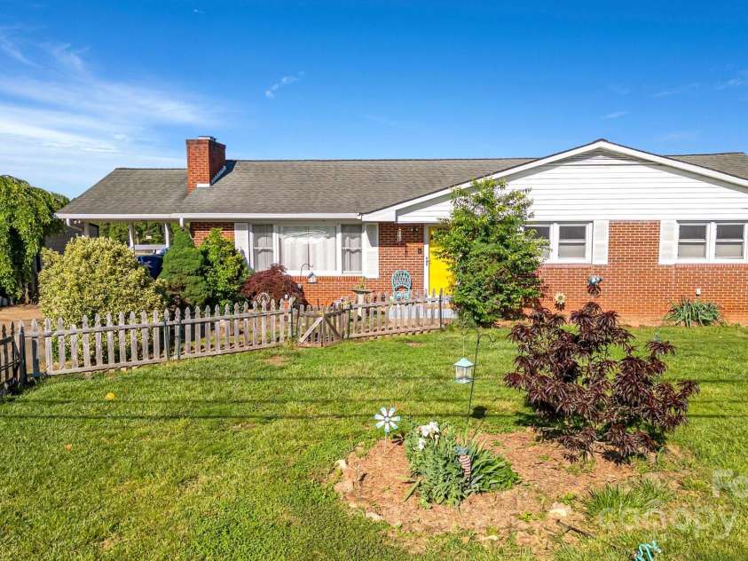 550 Old Newfound Road, Leicester, NC 28748.  MLS# CAR4249093, YatesRealty ID 25367. 
