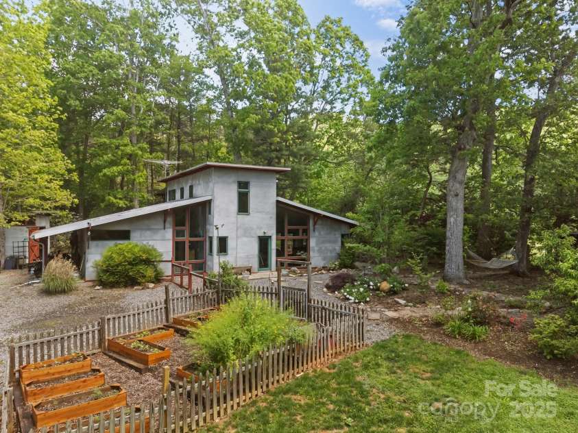 27 Rosebud Lane, Fairview, NC 28730.  MLS# CAR4273615, YatesRealty ID 25369. 