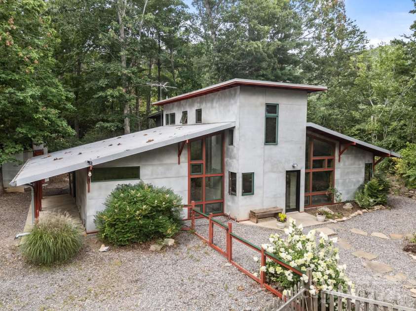 27 Rosebud Lane, Fairview, NC 28730.  MLS# CAR4273615, YatesRealty ID 25369. 