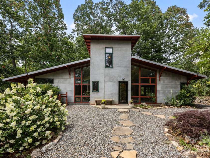 27 Rosebud Lane, Fairview, NC 28730.  MLS# CAR4273615, YatesRealty ID 25369. 