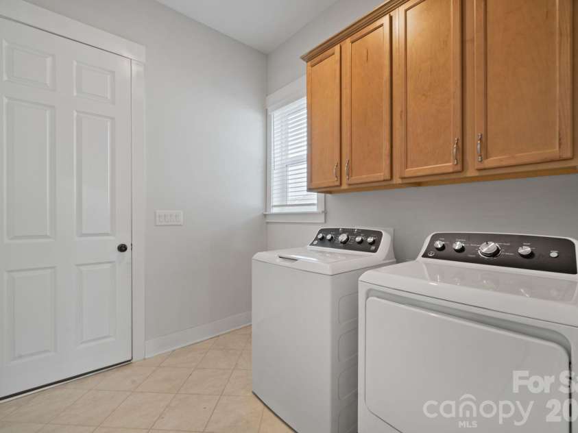 4689 Kingswood Drive, Fort Mill, SC 29707.  MLS# CAR4360868, YatesRealty ID 25369. Laundry on MAIN