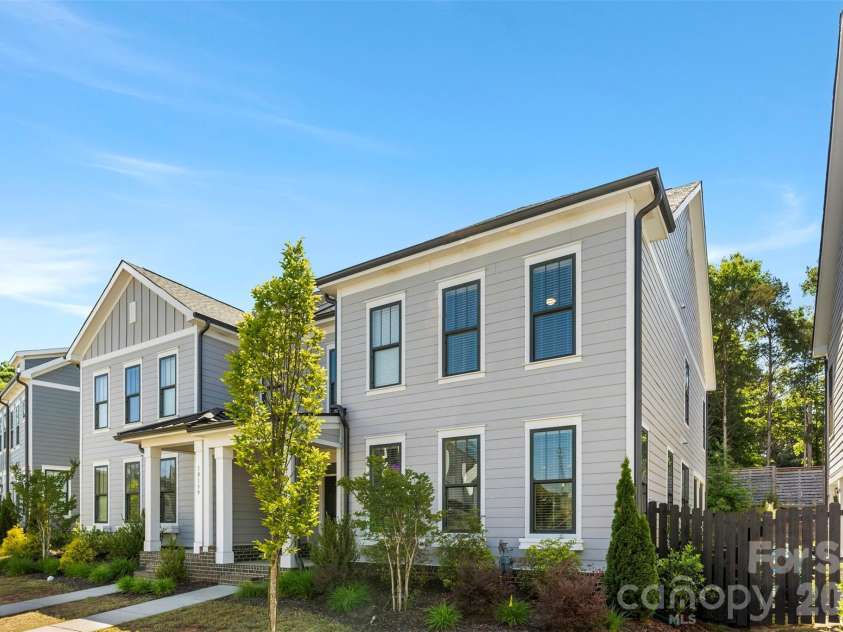 10141 Rainier Trail Drive, Huntersville, NC 28078.  MLS# CAR4375749, YatesRealty ID 25370. Presenting a stunning 3-bedroom, 2.5-bathroom luxury townhome ideally situated in Huntersville, NC. Enjoy the benefits of Cabarrus County taxes and schools, offering an exceptional quality of life. This exquis
