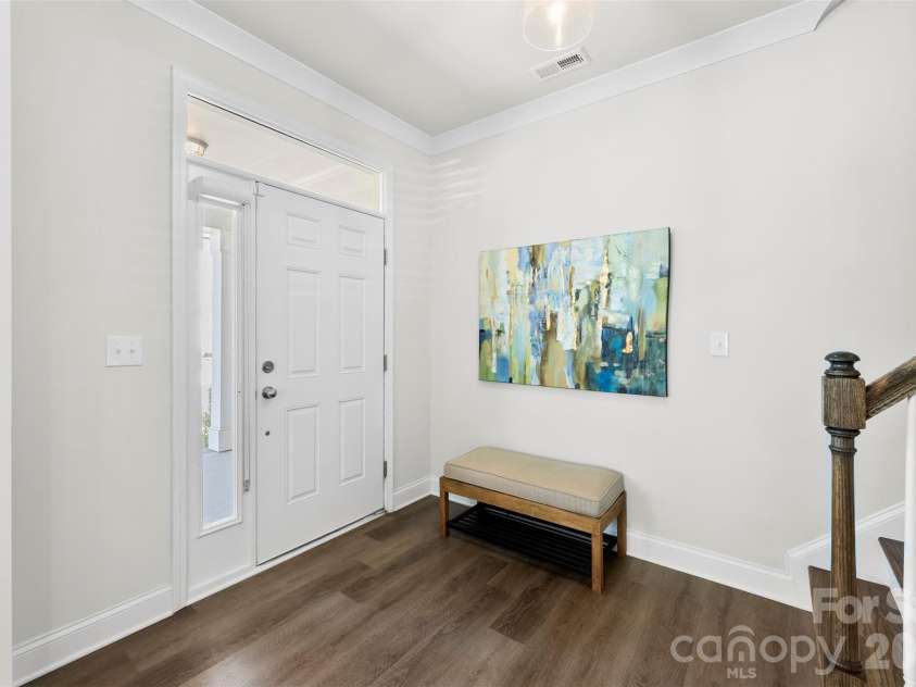 10141 Rainier Trail Drive, Huntersville, NC 28078.  MLS# CAR4375749, YatesRealty ID 25370. Spacious Foyer wth lots of natural lighting with transomes around the front door.  