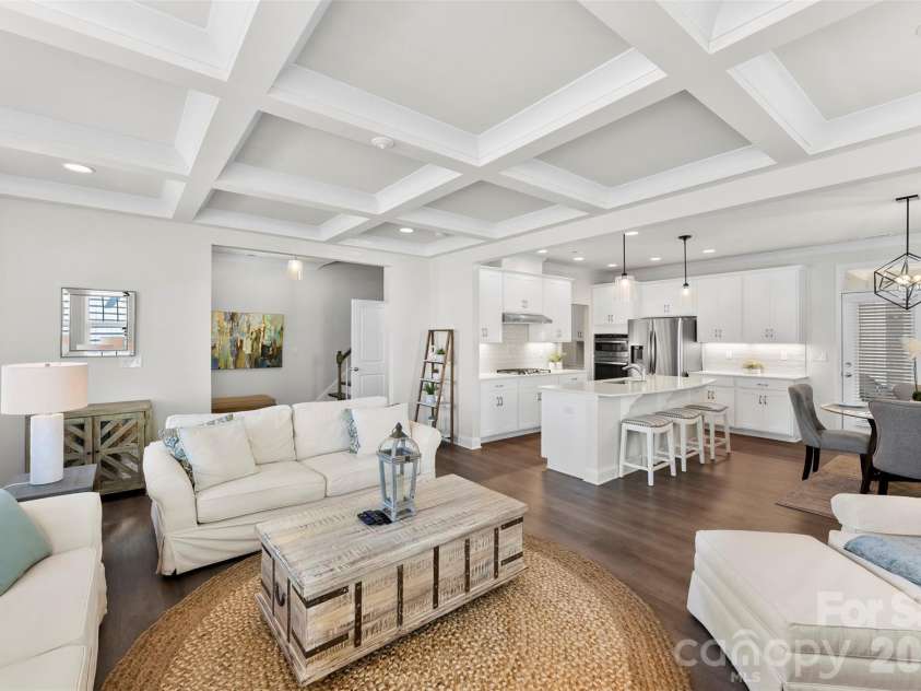 10141 Rainier Trail Drive, Huntersville, NC 28078.  MLS# CAR4375749, YatesRealty ID 25370. UNBELIEVABLE UPGRADES... COFFERED CEILINGS, UPGRADED LIGHTING, UPGRADED KITCHEN WITH QUARTZ COUNTERTOPS, CHEFS, ISLAND, BUILT IN OVEN/MICROWAVE, GAS COOKTOP, UPGRADED LIGHTING AND MORE!!!