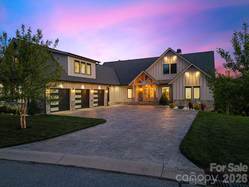10 Autumn Leaf Drive, Fletcher, NC 28732.  MLS# CAR4383974, YatesRealty ID 25375. 