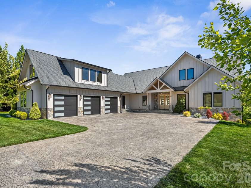 10 Autumn Leaf Drive, Fletcher, NC 28732.  MLS# CAR4383974, YatesRealty ID 25375. 