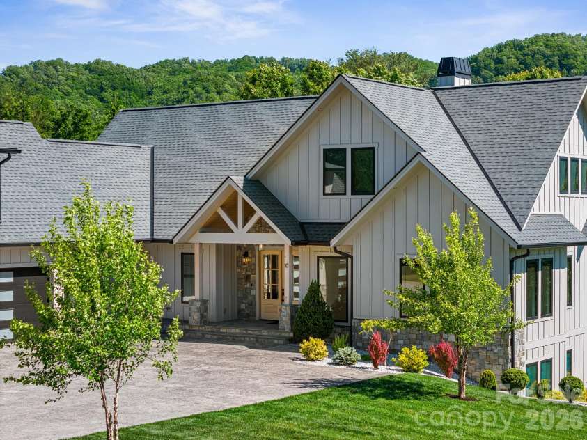 10 Autumn Leaf Drive, Fletcher, NC 28732.  MLS# CAR4383974, YatesRealty ID 25375. 