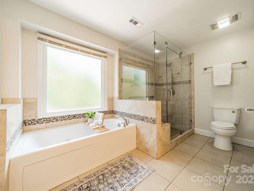 6412 Boykin Spaniel Road, Charlotte, NC 28277.  MLS# CAR4275180, YatesRealty ID 25376. Primary Bathroom