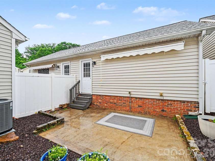 19362 Makayla Lane, Cornelius, NC 28031.  MLS# CAR4381286, YatesRealty ID 25378. 