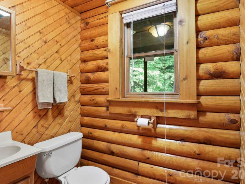 5 Rustic Ridge Drive, Candler, NC 28715.  MLS# CAR4379747, YatesRealty ID 25379. Half bath on main level