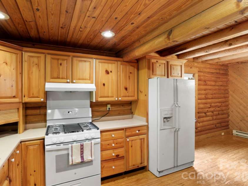 5 Rustic Ridge Drive, Candler, NC 28715.  MLS# CAR4379747, YatesRealty ID 25379. Oven & stove top
