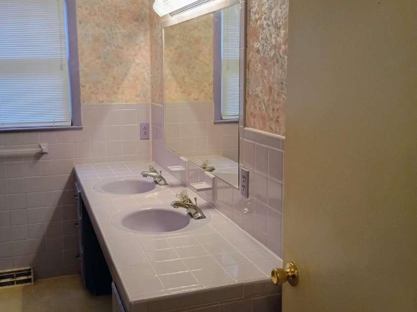 141 Justice Drive, Rutherfordton, NC 28139.  MLS# CAR4328516, YatesRealty ID 2538. Hallway Bath