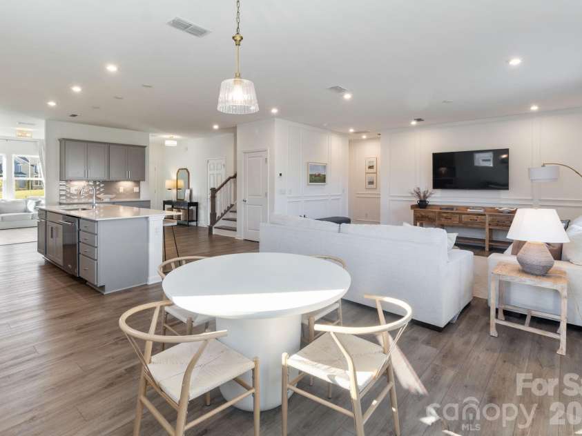 11104 Godwit Lane, Charlotte, NC 28278.  MLS# CAR4365647, YatesRealty ID 25382. Eating area