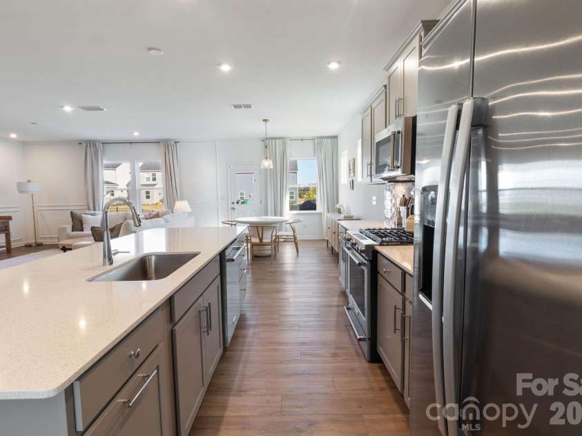11104 Godwit Lane, Charlotte, NC 28278.  MLS# CAR4365647, YatesRealty ID 25382. Kitchen