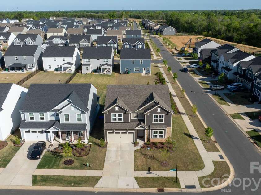 11104 Godwit Lane, Charlotte, NC 28278.  MLS# CAR4365647, YatesRealty ID 25382. Nice corner lot