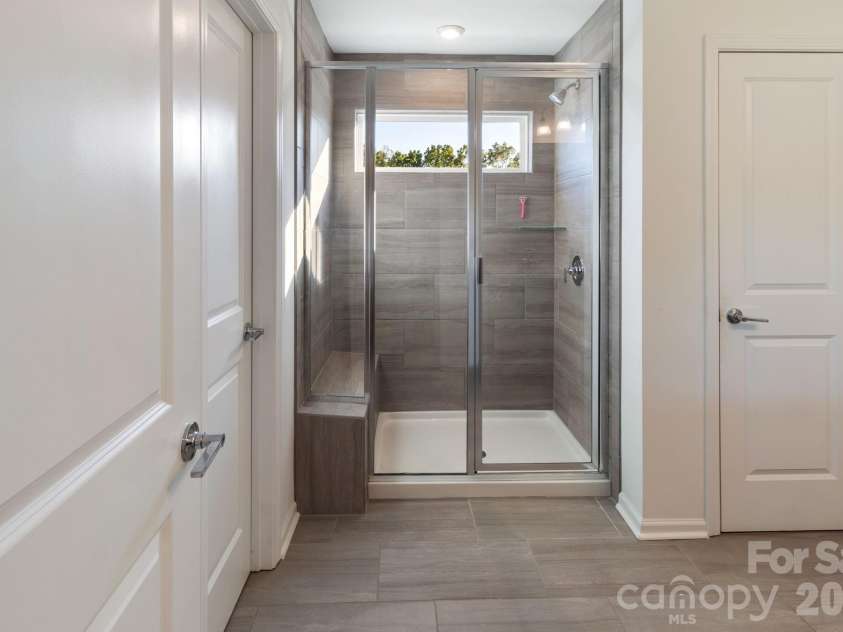 11104 Godwit Lane, Charlotte, NC 28278.  MLS# CAR4365647, YatesRealty ID 25382. Primary bath