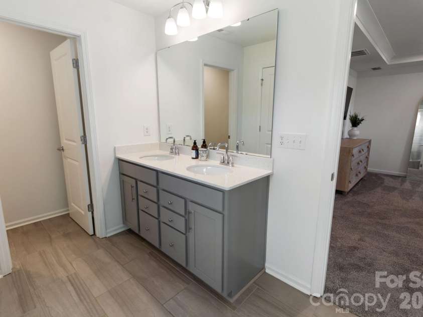 11104 Godwit Lane, Charlotte, NC 28278.  MLS# CAR4365647, YatesRealty ID 25382. Primary bath