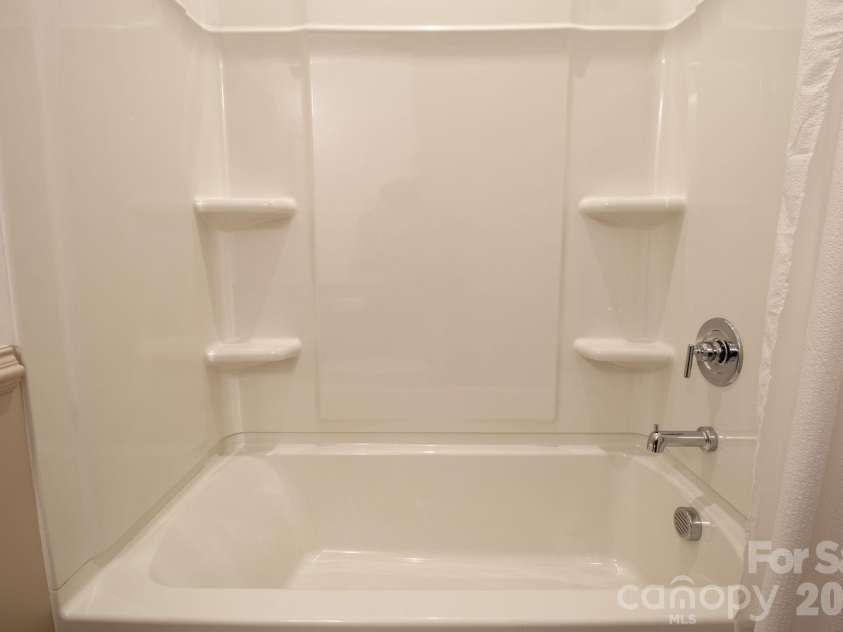 11104 Godwit Lane, Charlotte, NC 28278.  MLS# CAR4365647, YatesRealty ID 25382. Secondary bath