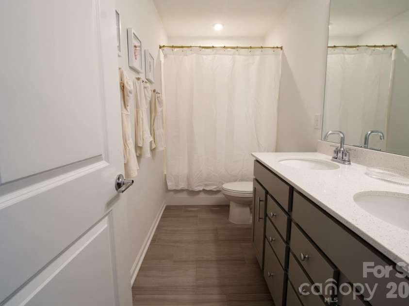 11104 Godwit Lane, Charlotte, NC 28278.  MLS# CAR4365647, YatesRealty ID 25382. Secondary bath