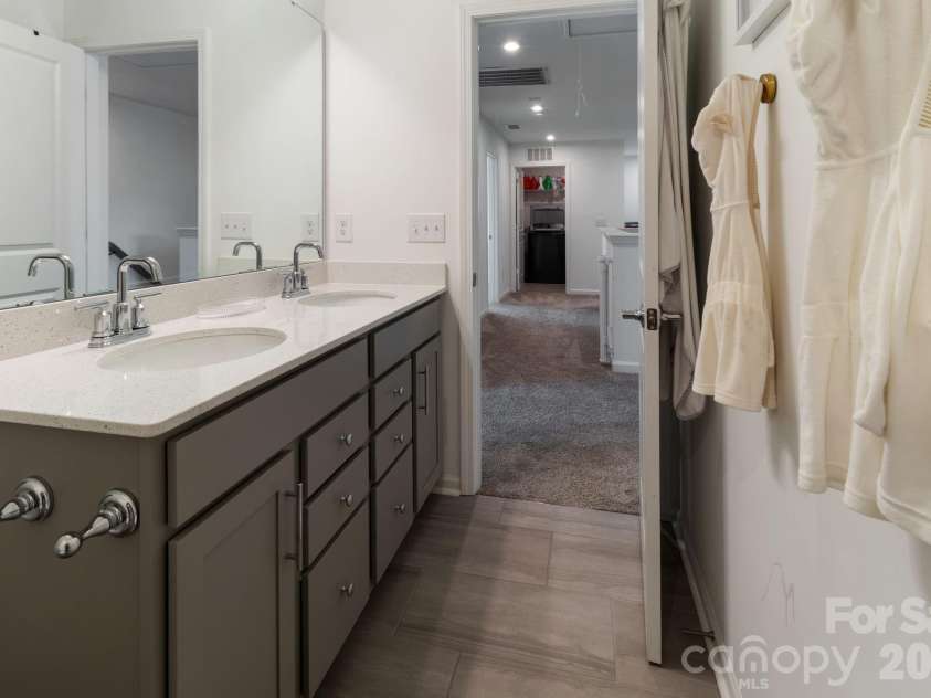 11104 Godwit Lane, Charlotte, NC 28278.  MLS# CAR4365647, YatesRealty ID 25382. Secondary bath