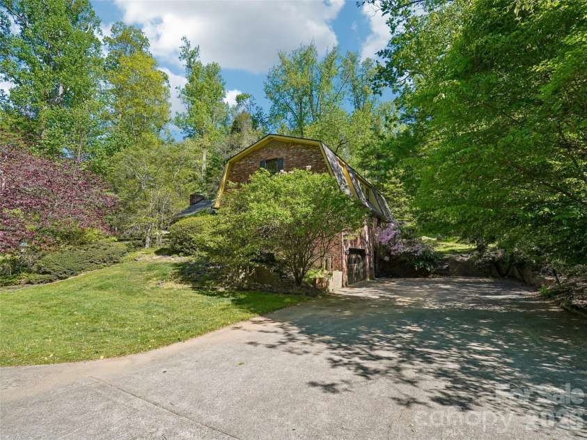114 Overlook Road, Asheville, NC 28803.  MLS# CAR4385234, YatesRealty ID 25384. 
