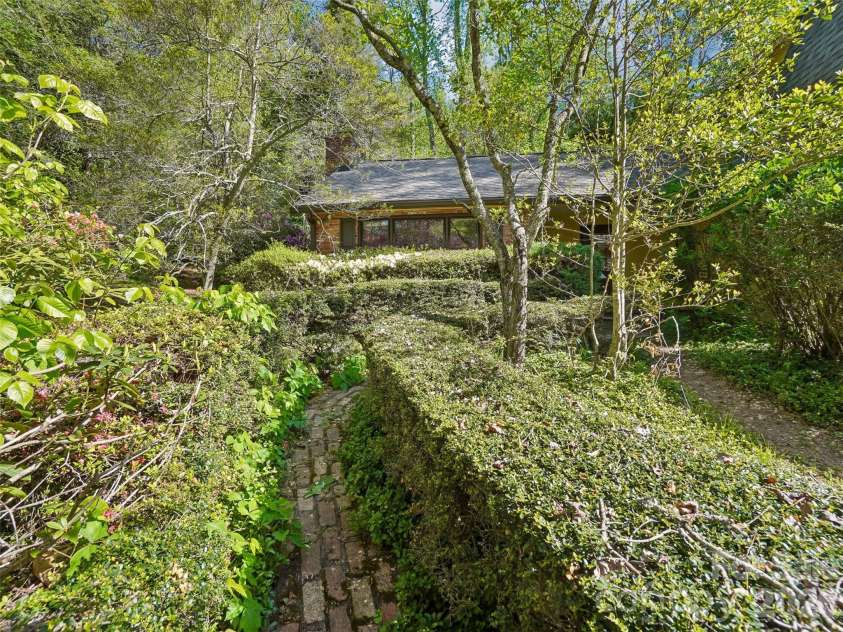 114 Overlook Road, Asheville, NC 28803.  MLS# CAR4385234, YatesRealty ID 25384. 