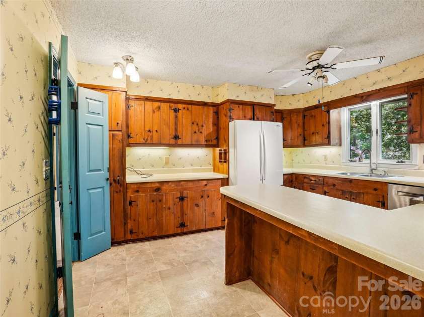 114 Overlook Road, Asheville, NC 28803.  MLS# CAR4385234, YatesRealty ID 25384. 