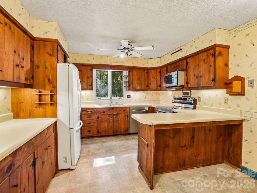 114 Overlook Road, Asheville, NC 28803.  MLS# CAR4385234, YatesRealty ID 25384. 