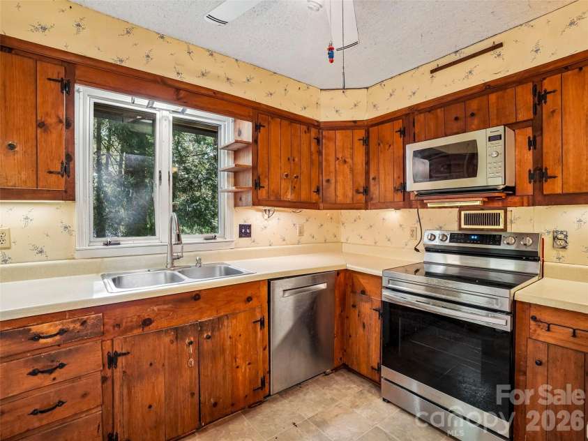 114 Overlook Road, Asheville, NC 28803.  MLS# CAR4385234, YatesRealty ID 25384. 