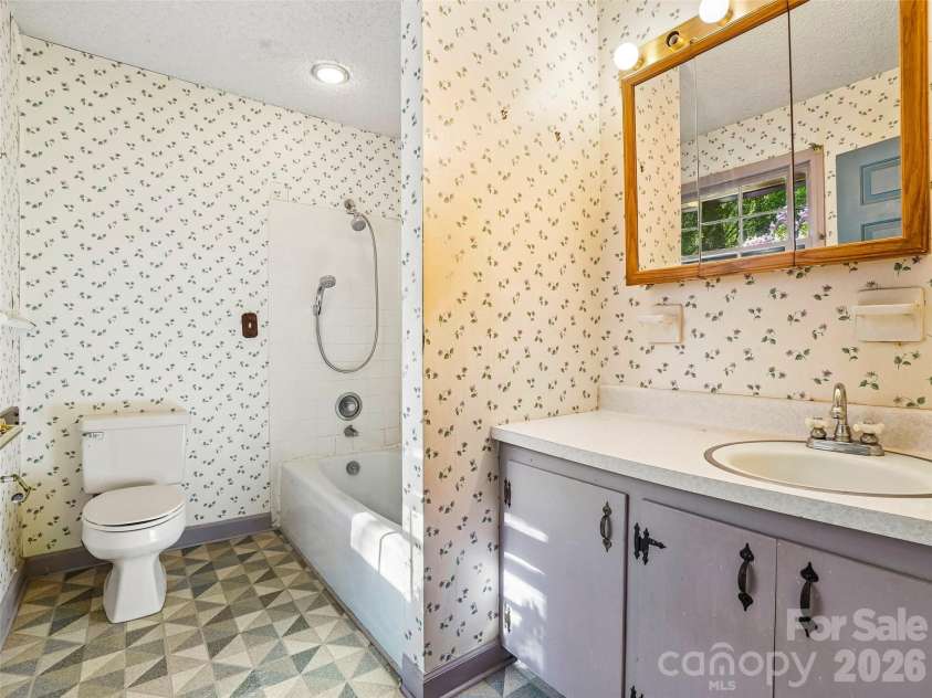 114 Overlook Road, Asheville, NC 28803.  MLS# CAR4385234, YatesRealty ID 25384. 