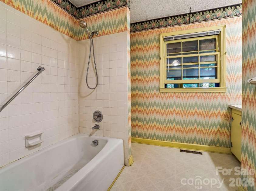 114 Overlook Road, Asheville, NC 28803.  MLS# CAR4385234, YatesRealty ID 25384. 