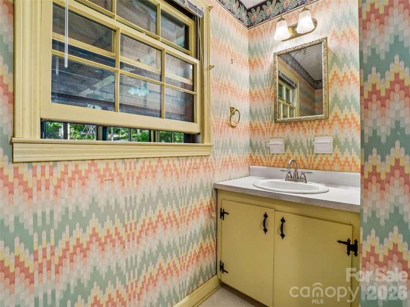 114 Overlook Road, Asheville, NC 28803.  MLS# CAR4385234, YatesRealty ID 25384. 